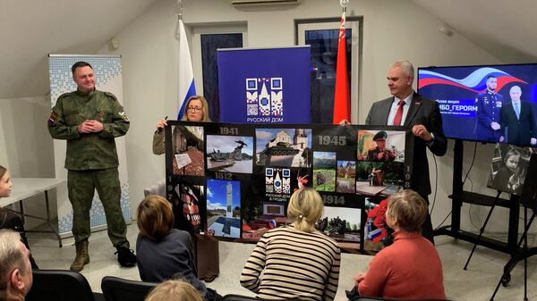 Рождественскую открытку-баннер солдатам СВО приготовили в Гродно (видео) - Sputnik Беларусь