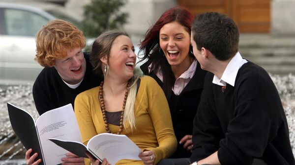 Смеющиеся подростки - Sputnik Беларусь