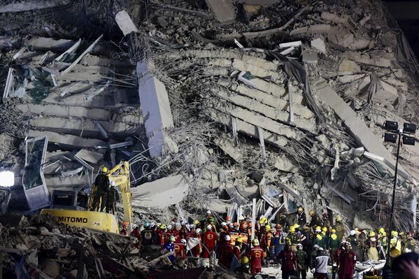 Спасатели работают на месте обрушения строящегося высотного здания после землетрясения магнитудой 7,7 в Бангкоке, Таиланд (март 2025 года). - Sputnik Беларусь