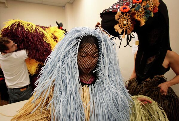 В марте 2012 года в Дентоне, штат Техас, студенты местного университета устроили перфоманс под названием "Услышано" в костюмах, имитирующих стадо лошадей. Сначала студенты прошлись по кампусу, а затем устроили "скачки" под музыку в парке рядом с учебным заведением. - Sputnik Беларусь