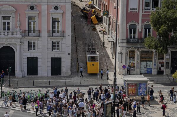 Толпа собралась на месте крушения туристического трамвая в Лиссабоне, Португалия, 4 сентября 2025 года.