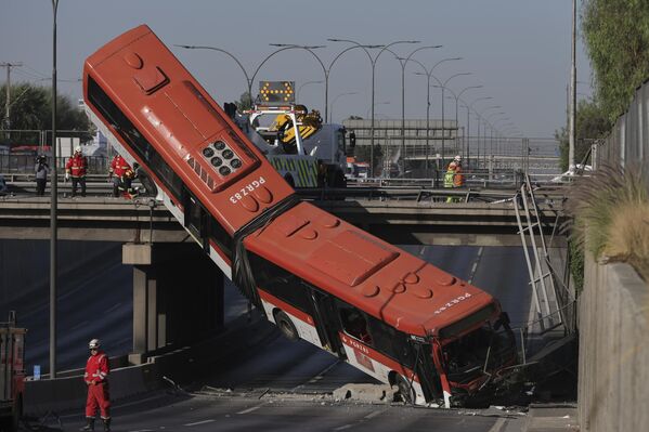 Автобус повис на эстакаде после столкновения с автомобилем в Сантьяго, Чили, 19 апреля 2025 года.
