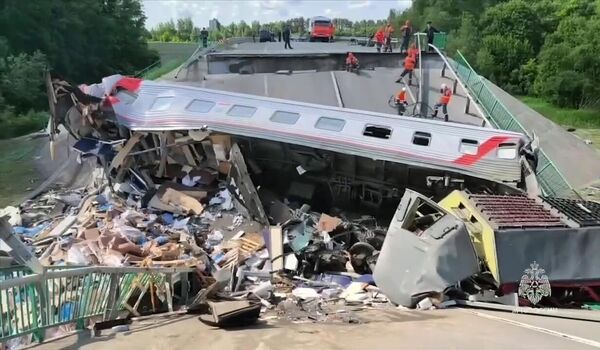 Один из вагонов поезда Климов - Москва под обломками рухнувшего моста в Брянской области. 1 мая 2025 года в 22 часа 50 минут на железнодорожном перегоне Выгоничи - Пильшино в Брянской области в результате подрыва произошло обрушение конструкции автомобильного моста, обломки которого упали на проходивший под ним пассажирский поезд.