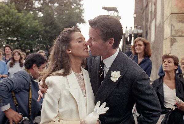 Американский модельер Кельвин Кляйн (родился 19 ноября 1942 года), на фото - со своей супругой и ассистенткой, фотографом Келли Ректор, на которой дизайнер женился в 1986 году.