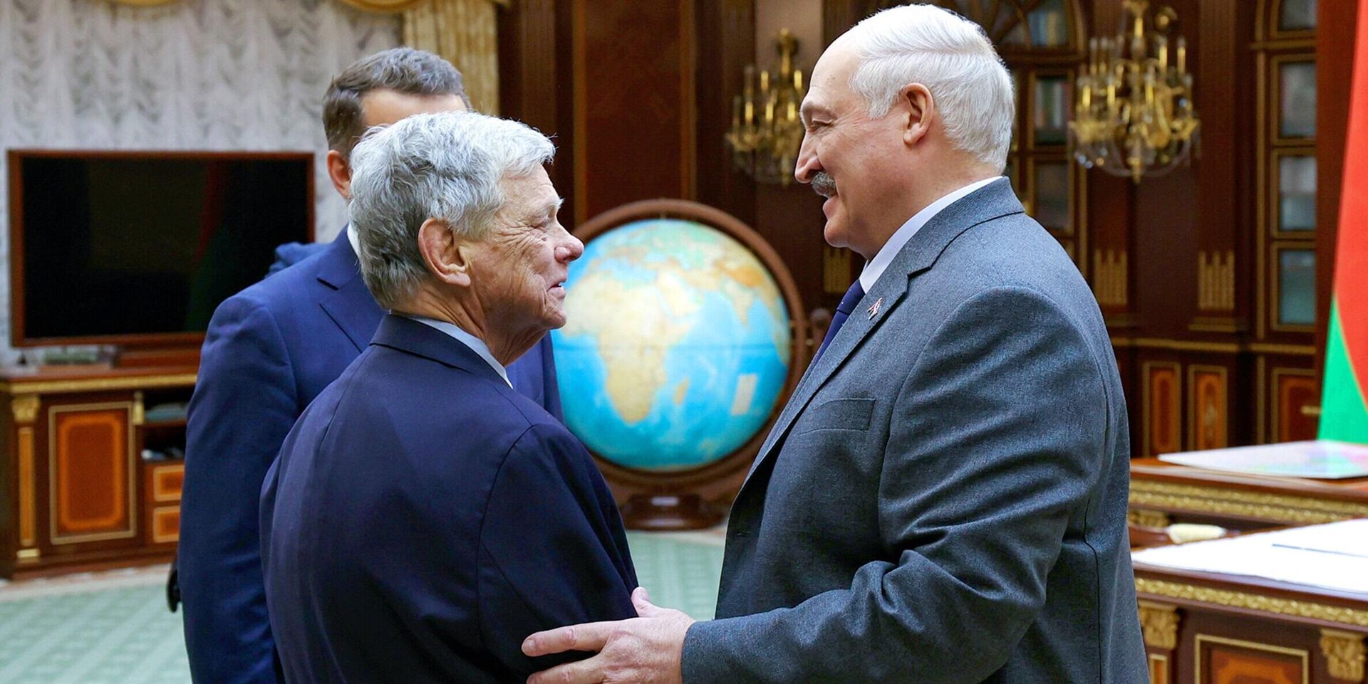 Президент Беларуси Александр Лукашенко и спецпосланник президента США по Беларуси Джон Коул - Sputnik Беларусь, 1920, 12.12.2025