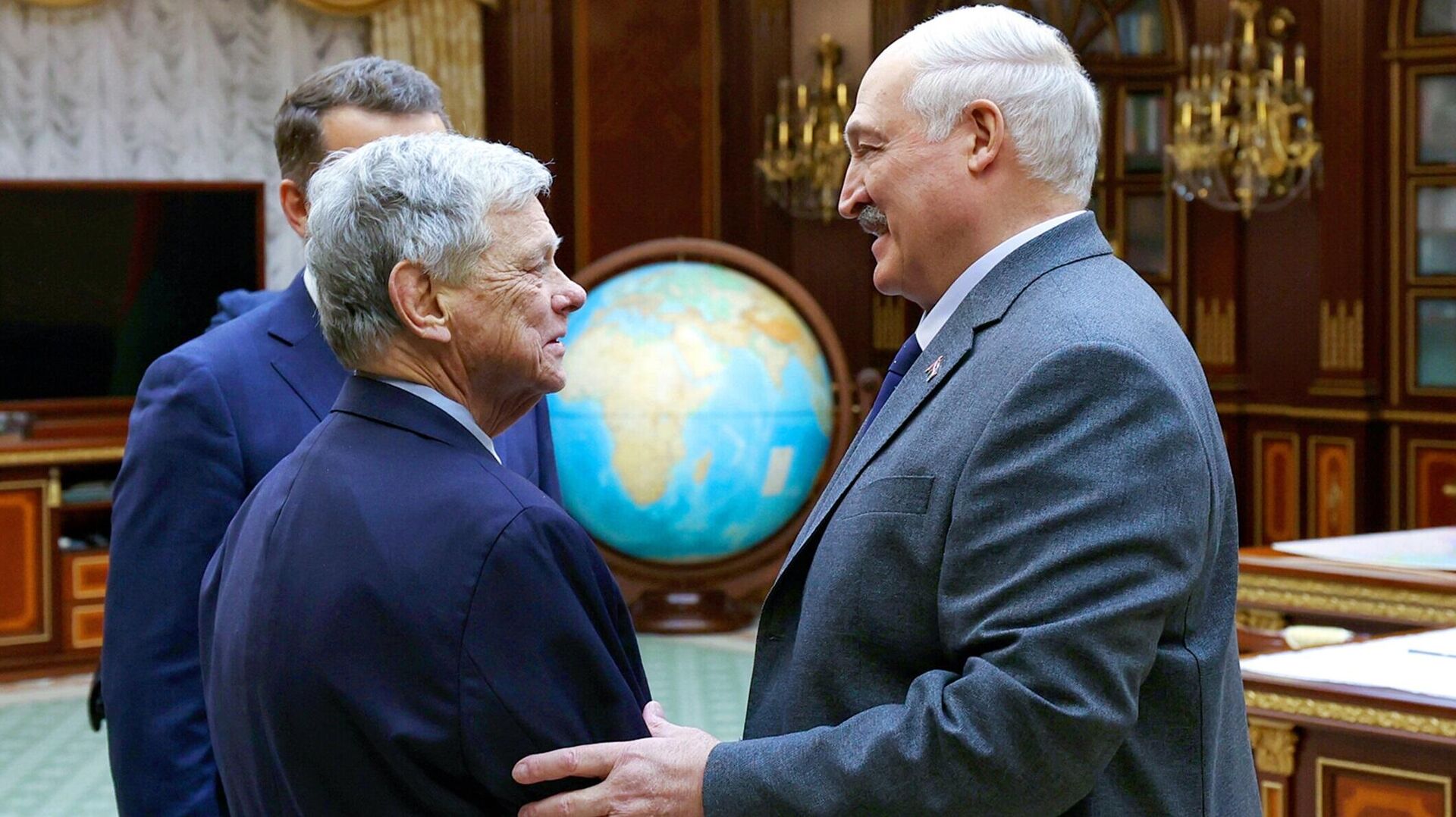 Президент Беларуси Александр Лукашенко и спецпосланник президента США по Беларуси Джон Коул - Sputnik Беларусь, 1920, 20.04.2026