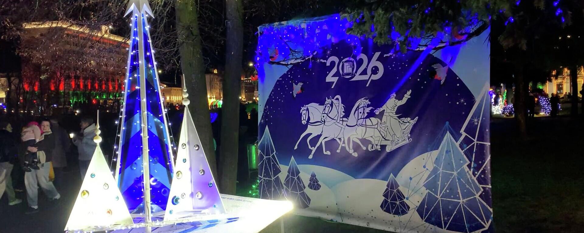 Чырвоныя конікі і тэлевышка: алея крэатыўных ёлак адкрылася ў Гродне – відэа - Sputnik Беларусь, 1920, 13.12.2025