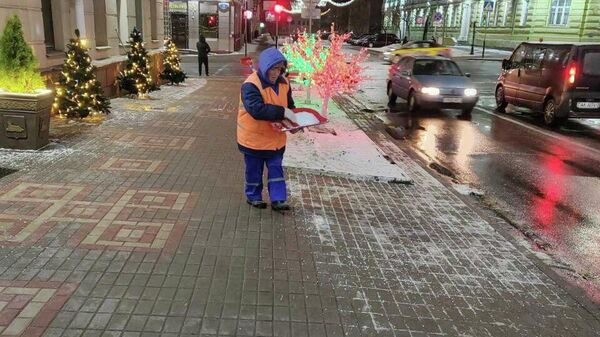 Посыпка тротуаров солью - Sputnik Беларусь