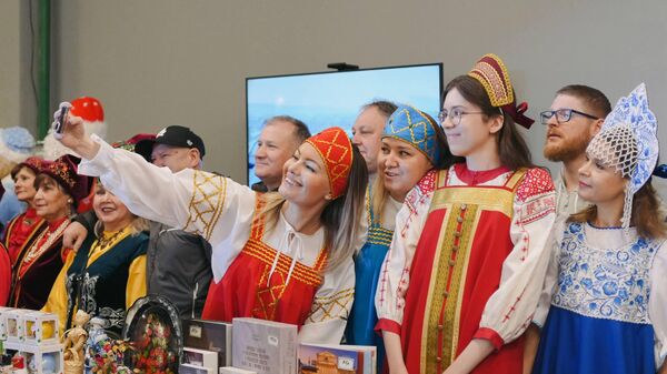 Жонкі паслоў і дыпламатаў арганізавалі ў Мінску дабрачынны кірмаш – відэа - Sputnik Беларусь