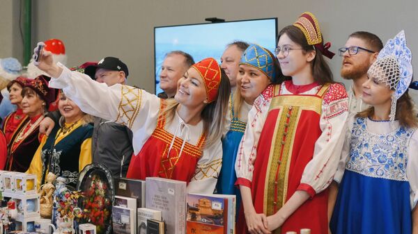 Новогодняя благотворительная ярмарка проходит в Минске

 - Sputnik Беларусь