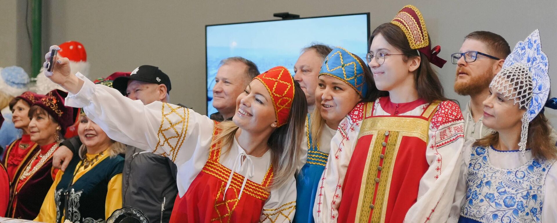 Жонкі паслоў і дыпламатаў арганізавалі ў Мінску дабрачынны кірмаш – відэа - Sputnik Беларусь, 1920, 13.12.2025