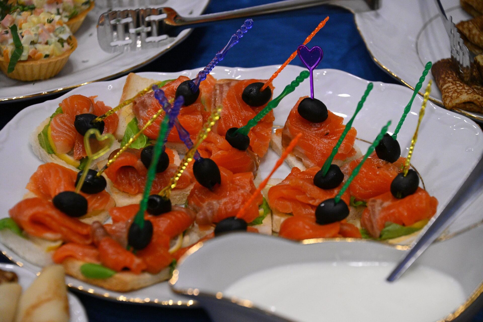 Угощения на русском стенде на Рождественской благотворительной ярмарке в Минске. - Sputnik Беларусь, 1920, 13.12.2025