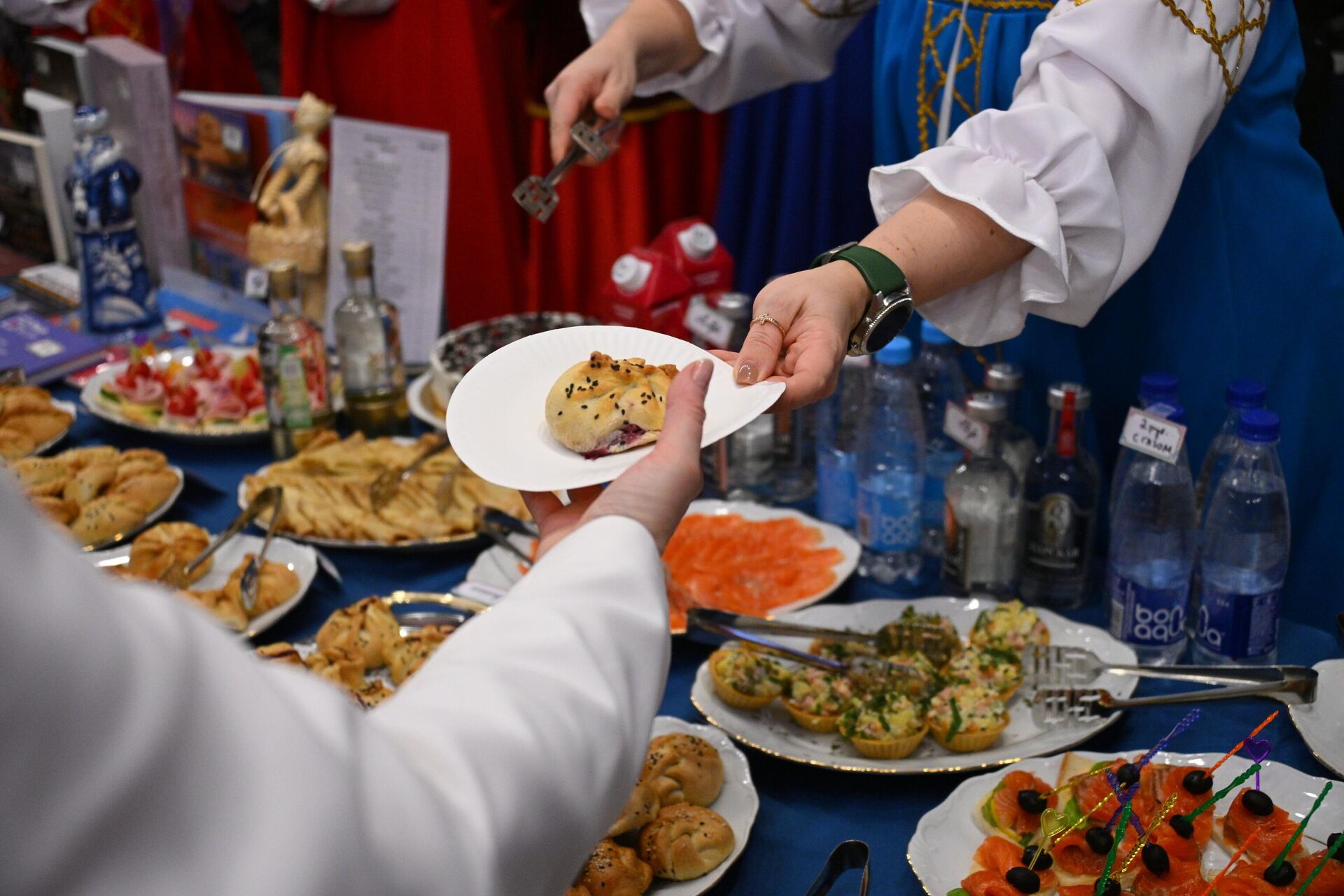 Угощения на русском стенде на Рождественской благотворительной ярмарке в Минске. Угощения на русском стенде на Рождественской благотворительной ярмарке в Минске. - Sputnik Беларусь, 1920, 13.12.2025