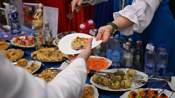 Пачастункі на рускім стэндзе на Калядным дабрачынным кірмашы ў Мінску - Sputnik Беларусь