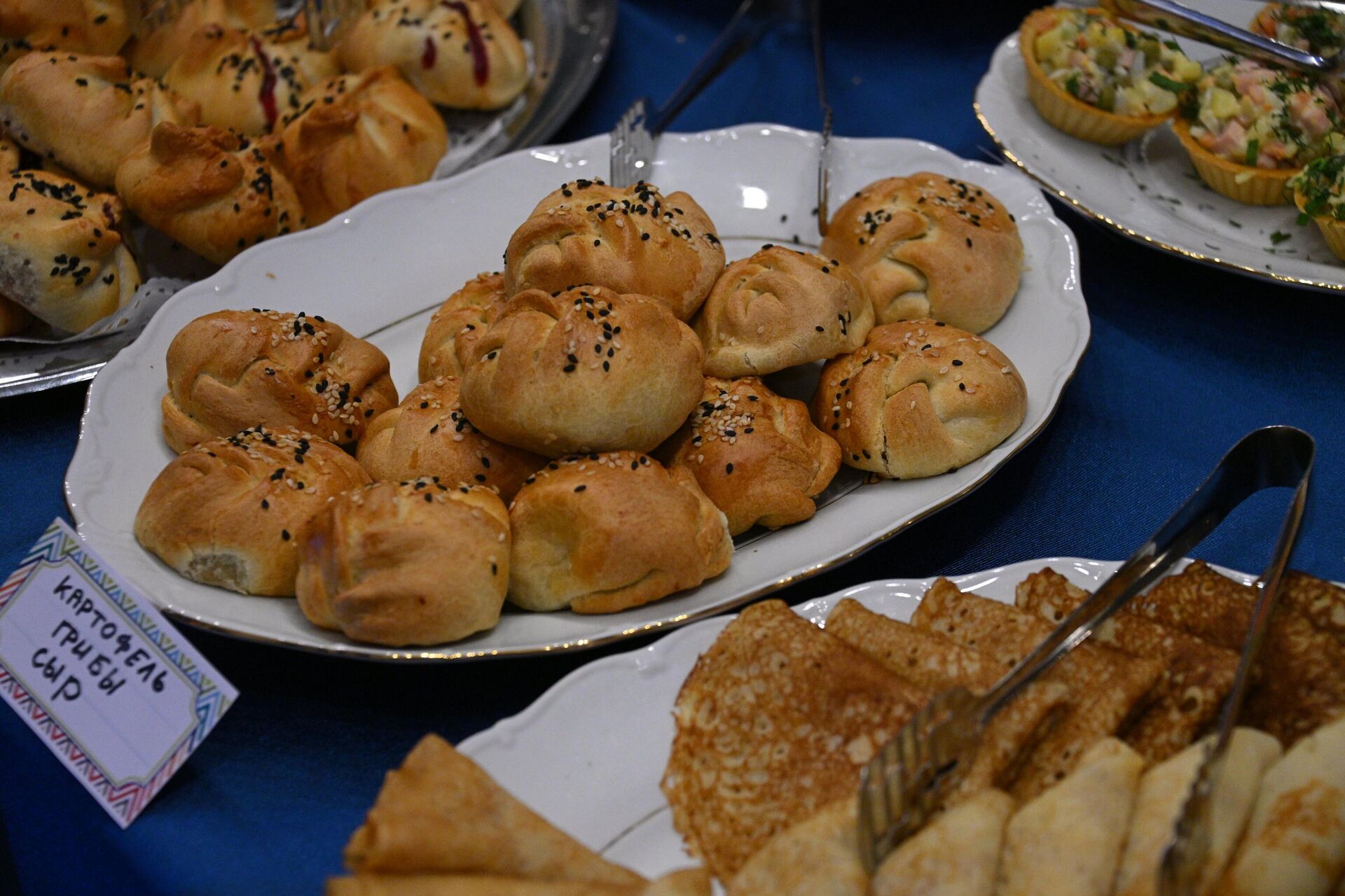 Угощения на русском стенде на Рождественской благотворительной ярмарке в Минске. - Sputnik Беларусь, 1920, 13.12.2025