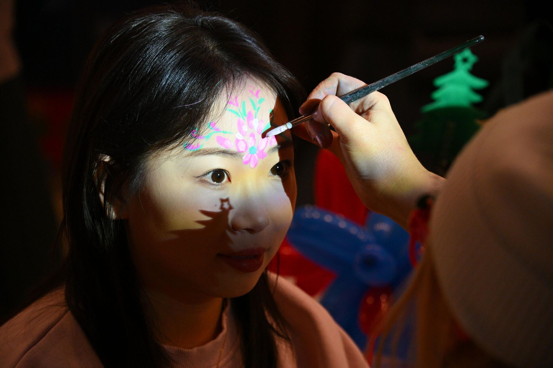 Детские мастер-классы на Рождественской благотворительной ярмарке в Минске. - Sputnik Беларусь, 1920, 13.12.2025