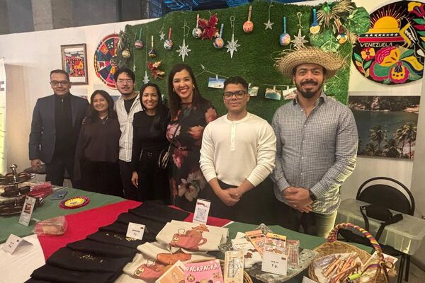 Стенд Венесуэлы на Рождественской благотворительной ярмарке в Минске Стенд Венесуэлы на Рождественской благотворительной ярмарке в Минске - Sputnik Беларусь