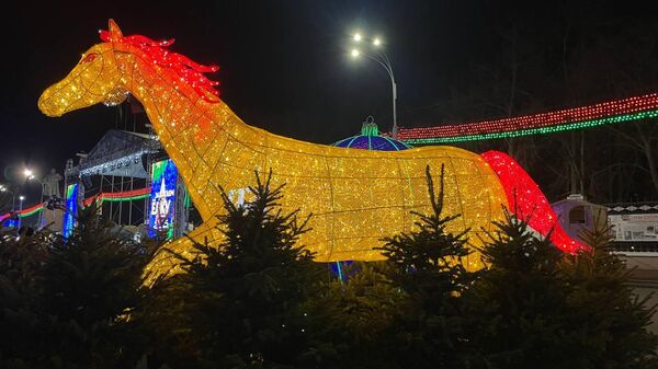 Огромная горка для тюбинга и led-лошадь: Гомель украсили к Новому году (видео) - Sputnik Беларусь