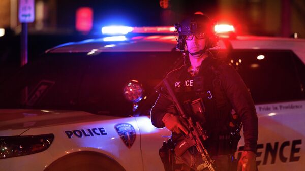 Сотрудники полиции на месте стрельбы в Университете Брауна в Провиденсе - Sputnik Беларусь