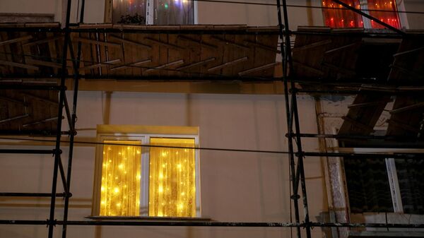 Украшенные гирляндой окна - Sputnik Беларусь
