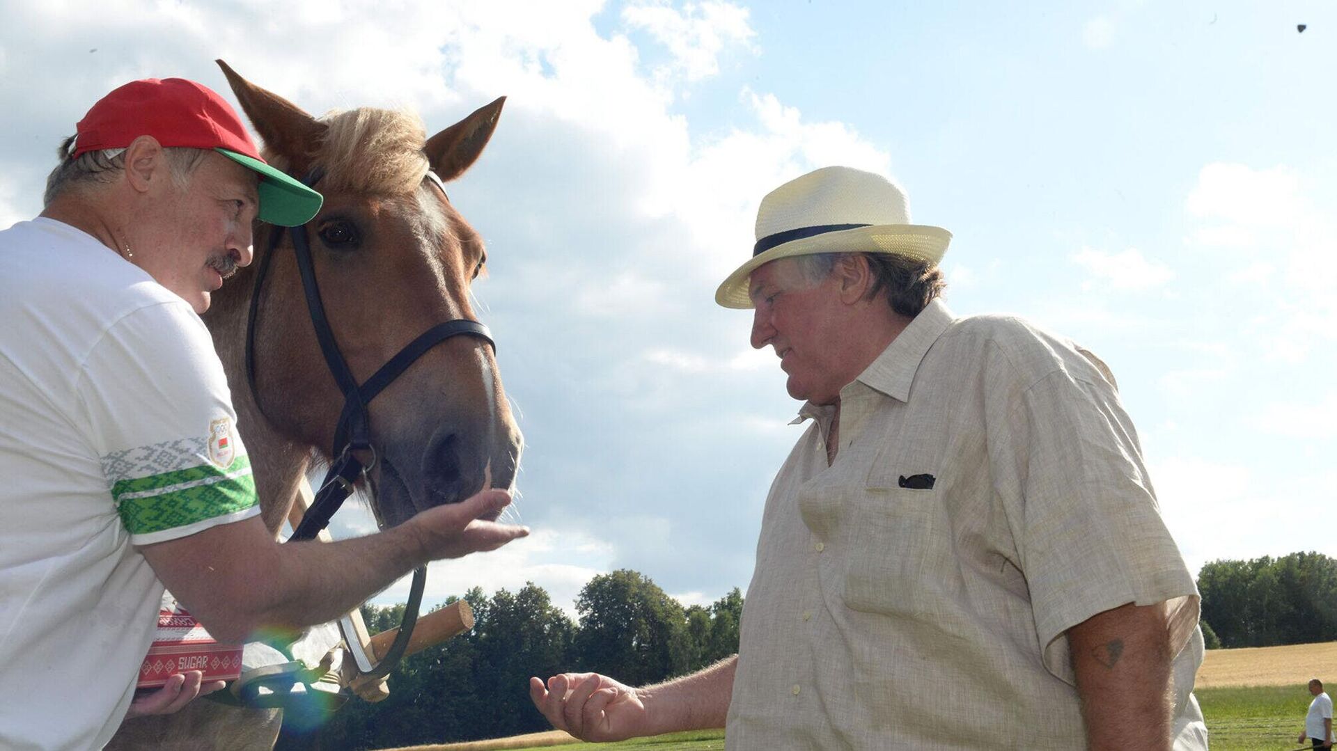 Французский актер Жерар Депардье в гостях на президентском подворье Александра Лукашенко в июле 2015 года. - Sputnik Беларусь, 1920, 14.12.2025