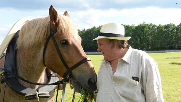 Французский актер Жерар Депардье в гостях на президентском подворье Александра Лукашенко в июле 2015 года. - Sputnik Беларусь
