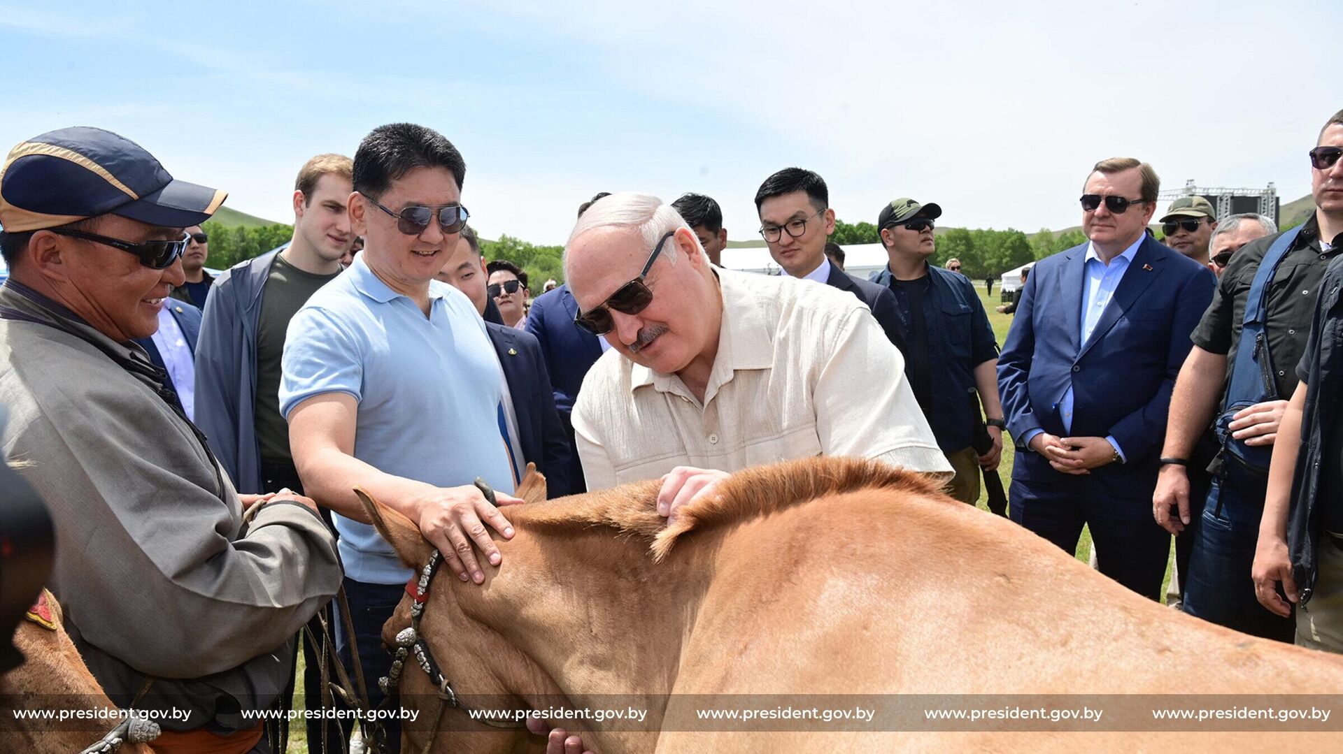 Президент Монголии Унаагийн Хурэлсух подарил белорусскому коллеге Александру Лукашенко пару монгольских скакунов. - Sputnik Беларусь, 1920, 14.12.2025
