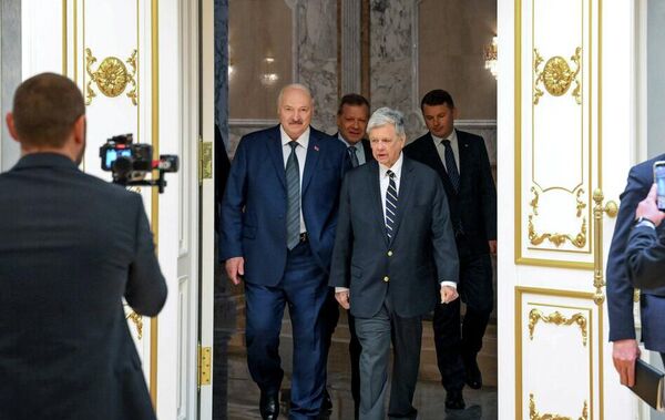 Встреча президента Беларуси Александра Лукашенко и спецпосланника США Джона Коула в Минске, после которой стало известно о помиловании белорусским лидером 123 граждан разных стран и о снятии санкций США с белорусского калия (12-13 декабря 2025 года). - Sputnik Беларусь