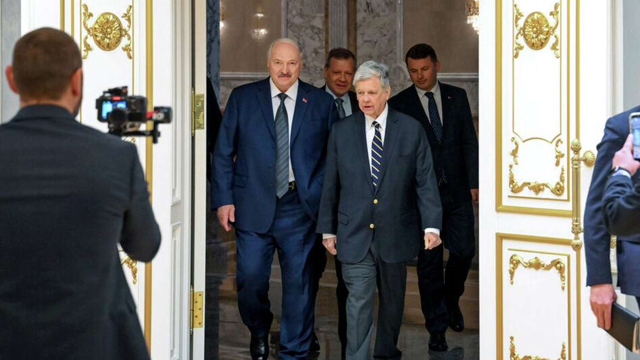 Лукашенко передал подарки американскому президенту и его супруге Лукашенко передал подарки американскому президенту и его супруге