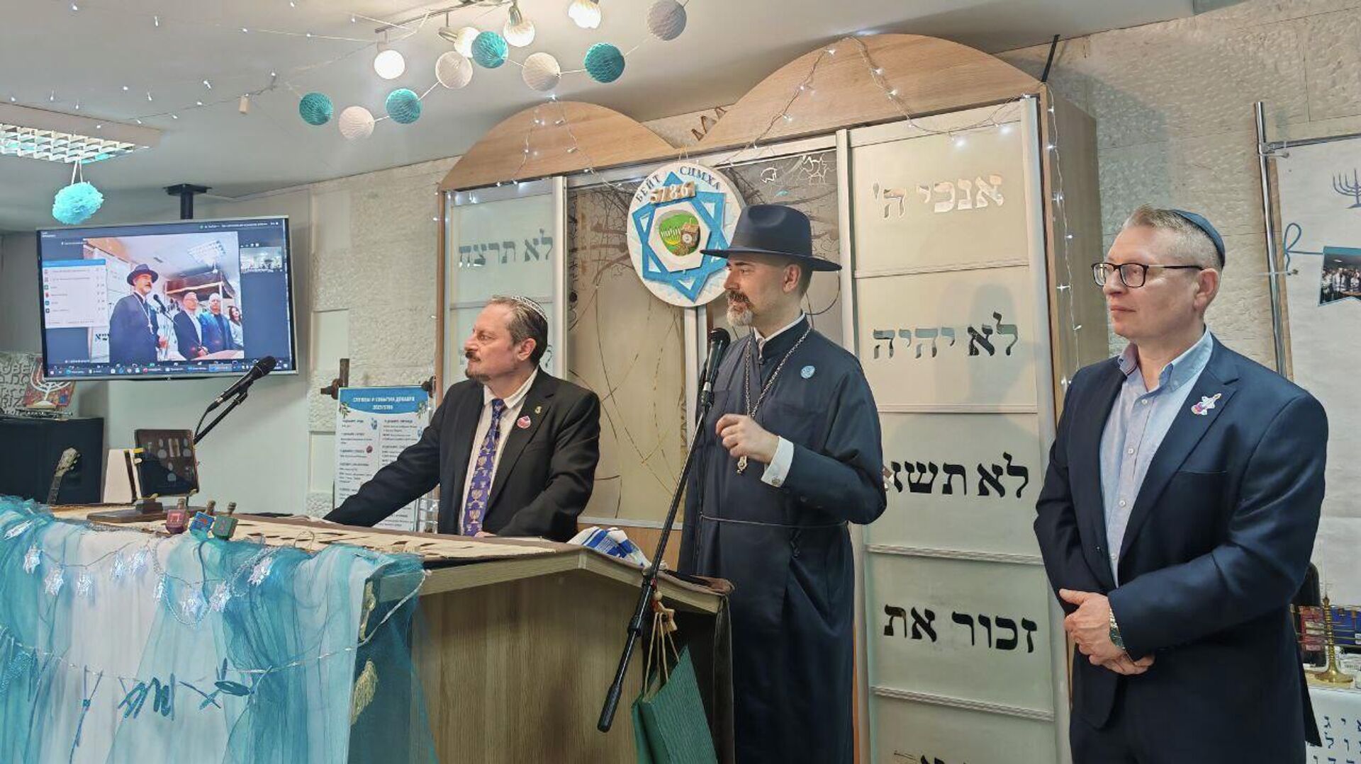 В минской синагоге В минской синагоге - Sputnik Беларусь, 1920, 14.12.2025