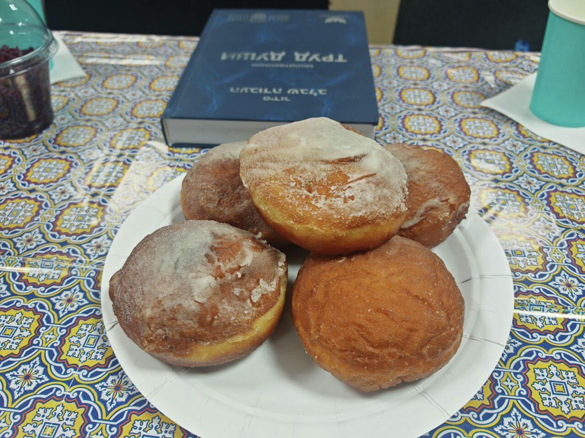 Сладкие пончики традиционно жарят на Хануку Сладкие пончики традиционно жарят на Хануку - Sputnik Беларусь, 1920, 14.12.2025