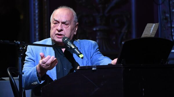 Музыкант Левон Оганезов Музыкант Левон Оганезов - Sputnik Беларусь