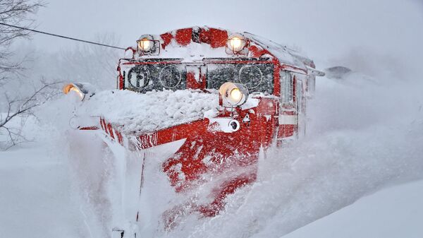 Снегоуборочный поезд на острове Хоккайдо - Sputnik Беларусь