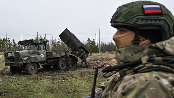 Боевая работа расчета РСЗО Град 83-го самоходного артполка на Краснолиманском направлении СВО - Sputnik Беларусь