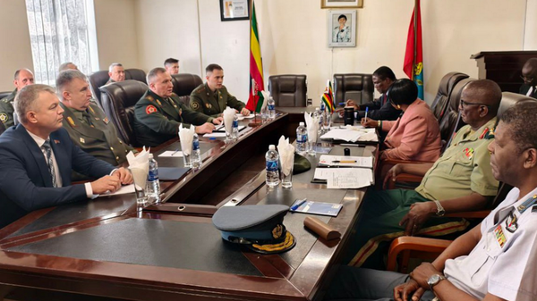 В Зимбабве состоялись переговоры министра обороны Республики Беларусь генерал-лейтенанта Виктора Хренина с министром обороны Республики Зимбабве Оппой Мучингури-Кашири - Sputnik Беларусь