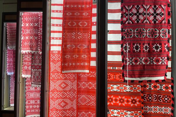 Со временем к традиционному красно-белому цвету ткачихи добавляют черный. Рушники становятся наряднее, но соблюдают древнюю симметрию и геометрию - Sputnik Беларусь