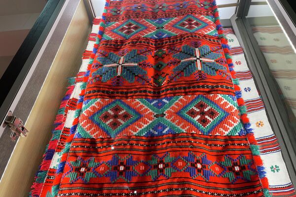 Изначально неглюбские рушники делали только из красных и белых ниток, но когда стали жить немного богаче, начали добавлять черные, а потом и цветные - Sputnik Беларусь