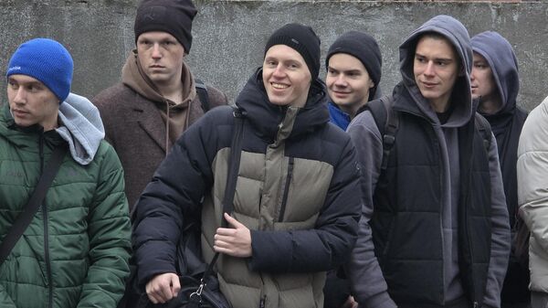 Призывники перед отправкой на службу - Sputnik Беларусь