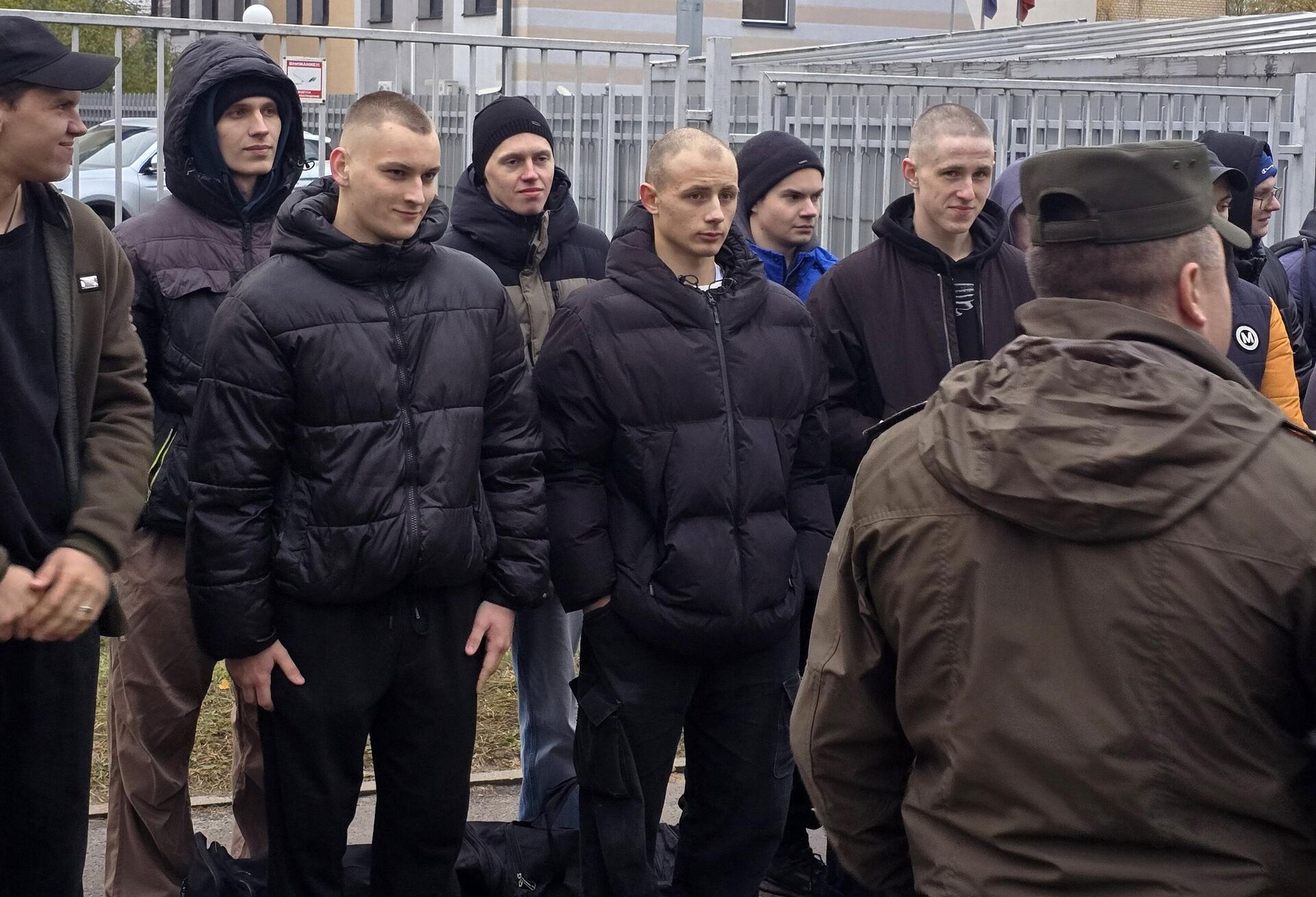 Александр Толочко вместе с другими призывниками у военкомата Александр Толочко вместе с другими призывниками у военкомата - Sputnik Беларусь, 1920, 15.12.2025