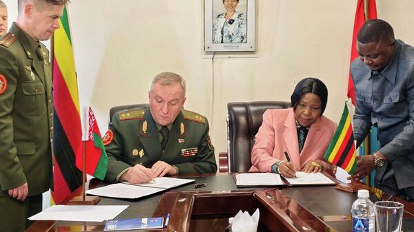 Главы оборонных ведомств Беларуси и Зимбабве Виктор Хренин и Оппа Мучингури-Кашири  подписали соглашение о военном сотрудничестве - Sputnik Беларусь