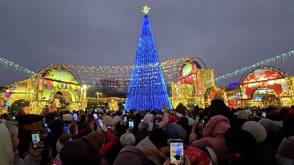 Главная новогодняя елка страны засияла в Минске (видео) - Sputnik Беларусь