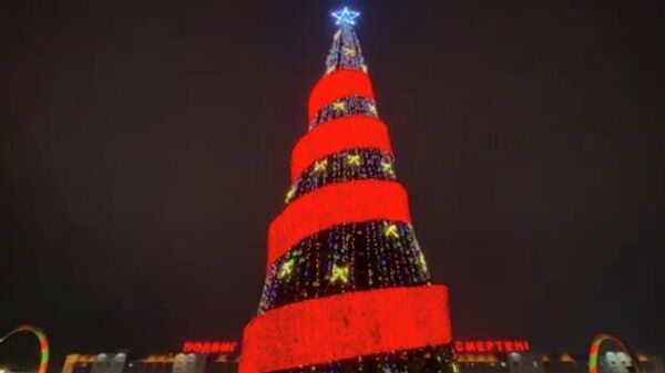 Парад Дедов Морозов и новая иллюминация: в Витебске зажгли новогоднюю елку - Sputnik Беларусь