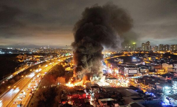 Пожар на предприятии по переработке отходов в Авджыларе, Стамбул, Турция, 17 февраля 2025 года.