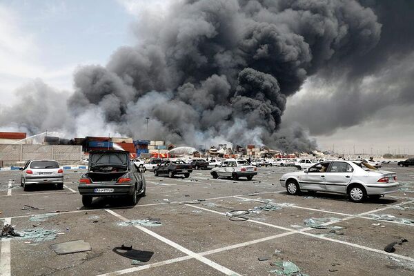 Густой дым поднимается над местом взрыва, произошедшего в портовом доке Шахид Раджаи, к юго-западу от Бандар-Аббаса в иранской провинции Хормозган, 27 апреля 2025 года. В результате взрыва погибло более сорока человек и более тысячи получили ранения.