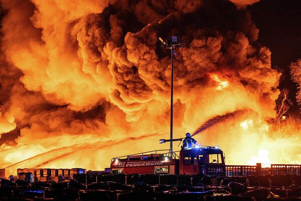 10 апреля 2025 г., Северный Рейн-Вестфалия: экстренные службы тушат пожар на территории предприятия по переработке пластмасс в промышленной зоне Ахлена.