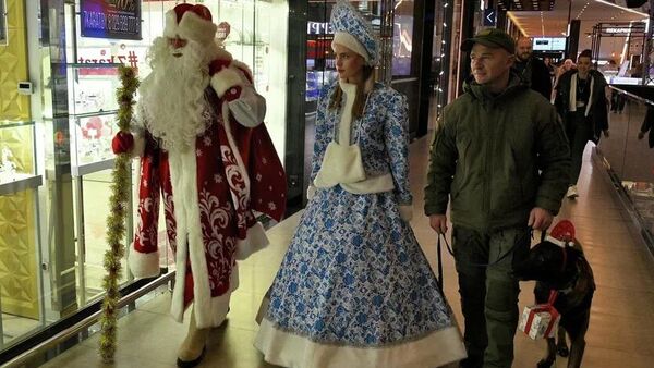 Дзед Мароз, Снягурка, Анатоль Жораў і Шайр - Sputnik Беларусь