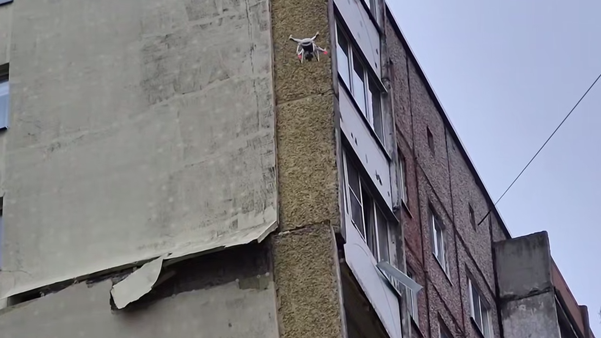 Волна от взрыва в многоэтажке Гомеля задела детский сад и авто во дворе Волна от взрыва в многоэтажке Гомеля задела детский сад и авто во дворе