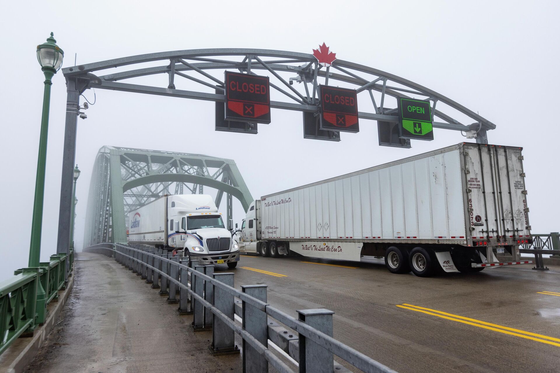 Фуры на границе США и Канады, архивное фото - Sputnik Беларусь, 1920, 18.12.2025