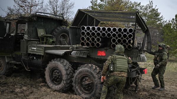 Боевая работа расчета РСЗО Град 83-го самоходного артполка на Краснолиманском направлении СВО - Sputnik Беларусь