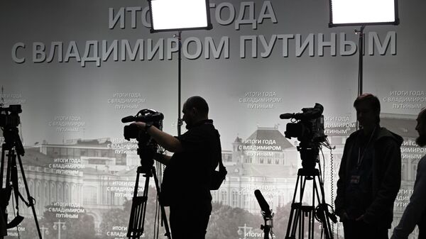 Видеооператоры перед началом прямой линии и пресс-конференции президента РФ Владимира Путина - Sputnik Беларусь